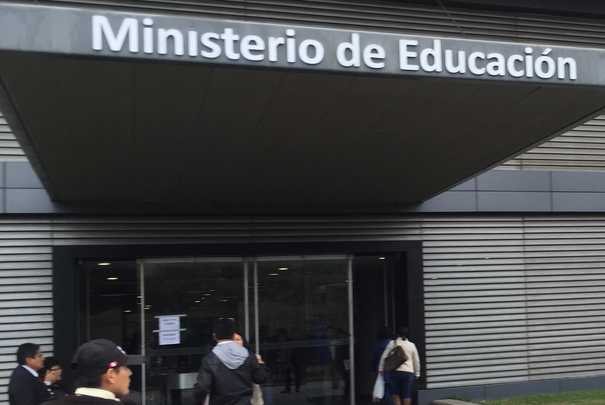 Ministerio de Educación peruano estudia corregir textos escolares deficientes mediante fe de erratas